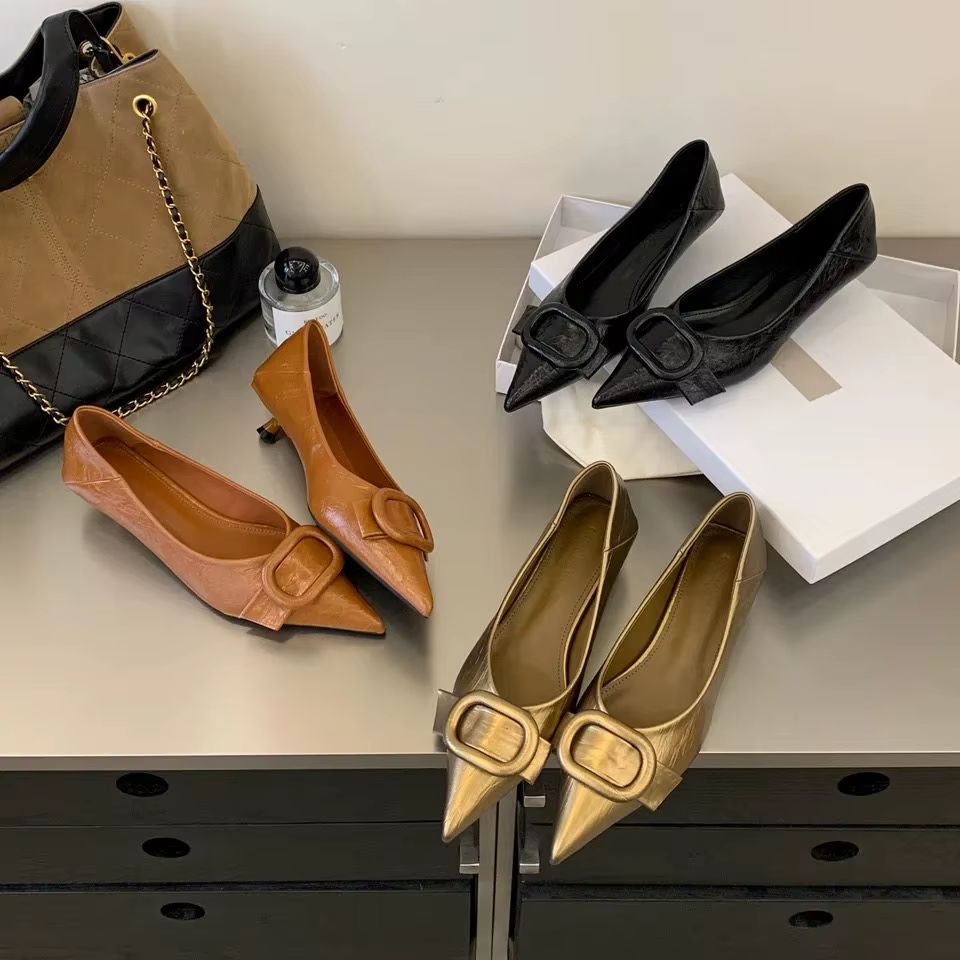 Pointed Toe Flat - 新作レディースフラットシューズ。丸いつま先のデザインで、普段使いに最適なカジュアルなソフトなメリージェーン。屋外でも履ける、女性用のフラットなバレエシューズ。