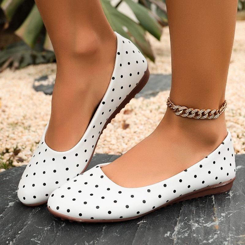レディース ホワイト ポルカドット フラットシューズ ラウン - Loafer Flat Women のレビューと価格