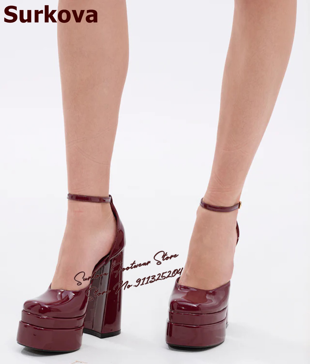 Surkova ブルゴーニュパテントレザーチャンキーヒールド - Women'S Shoes Burgundy のレビューと価格