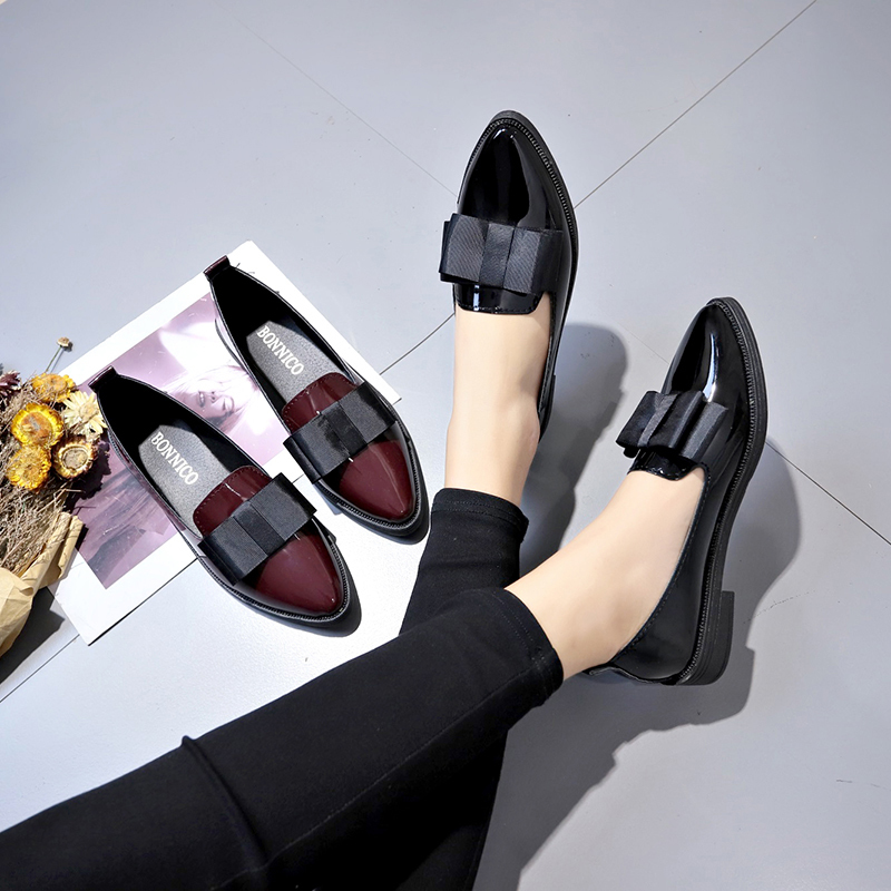 ブラック/ワインレッドのパテントレザーのポインテッドトゥフラ - Loafer Flat Women のレビューと価格