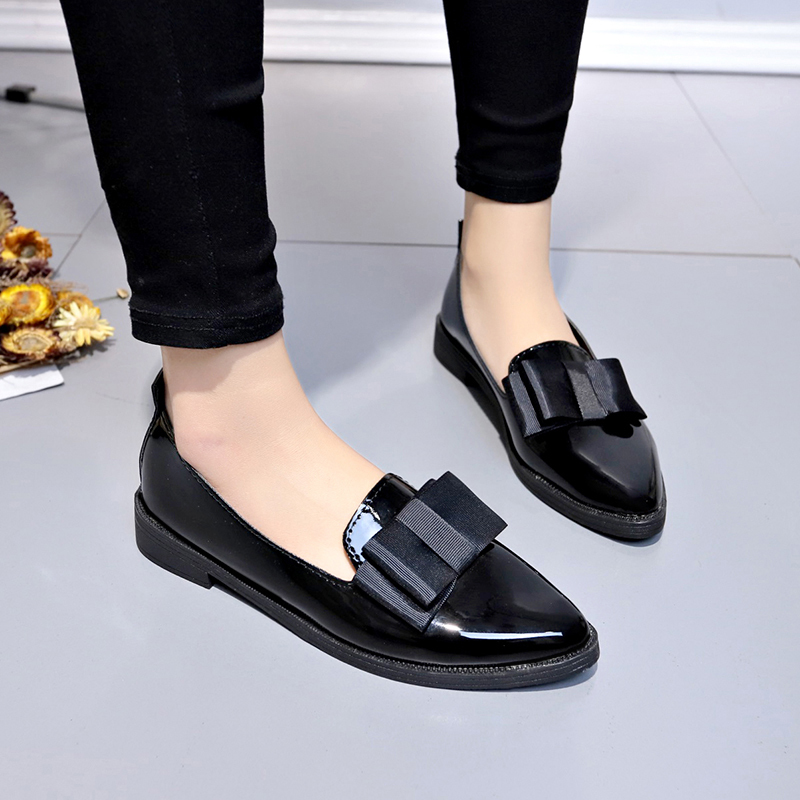 ブラック/ワインレッドのパテントレザーのポインテッドトゥフラ - Loafer Flat Women のレビューと価格