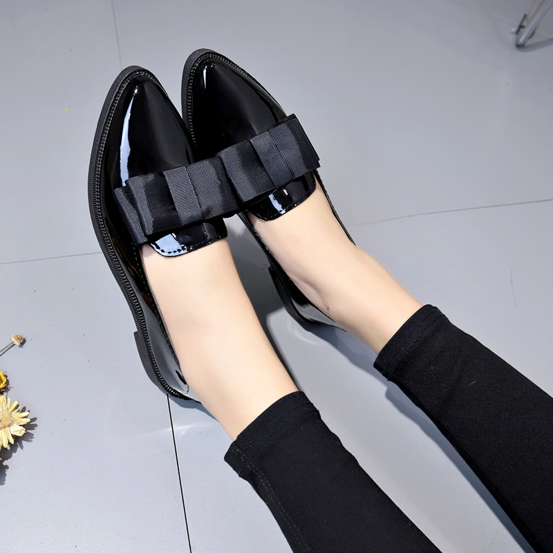 ブラック/ワインレッドのパテントレザーのポインテッドトゥフラ - Loafer Flat Women のレビューと価格