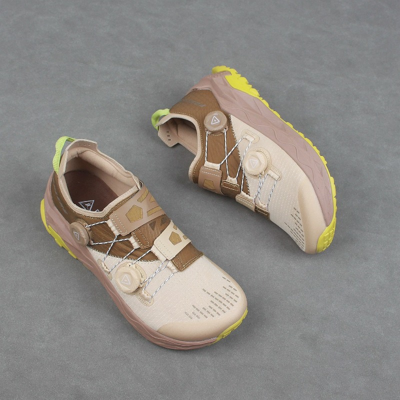 定番ブランドのトレイルランニングシューズ、男女兼用ワイドウォ - Women'S Shoes Vs Men'S のレビューと価格