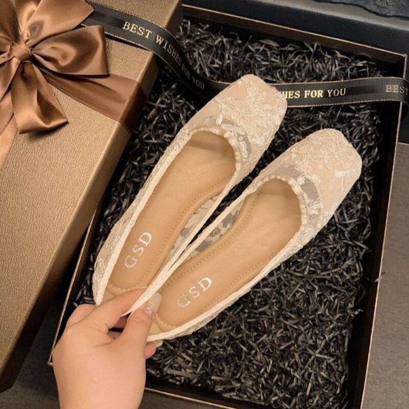 エレガントな透かし模様のメッシュ素材を使用した、大きめのサイ - Loafer Flat Women のレビューと価格