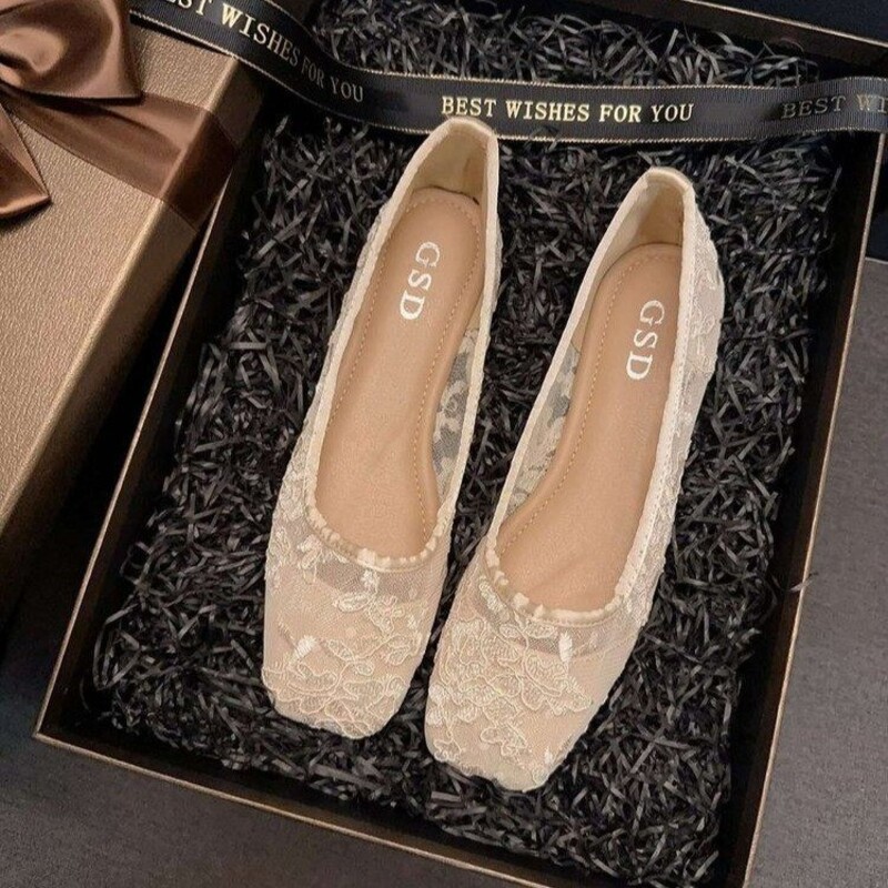 エレガントな透かし模様のメッシュ素材を使用した、大きめのサイ - Loafer Flat Women のレビューと価格